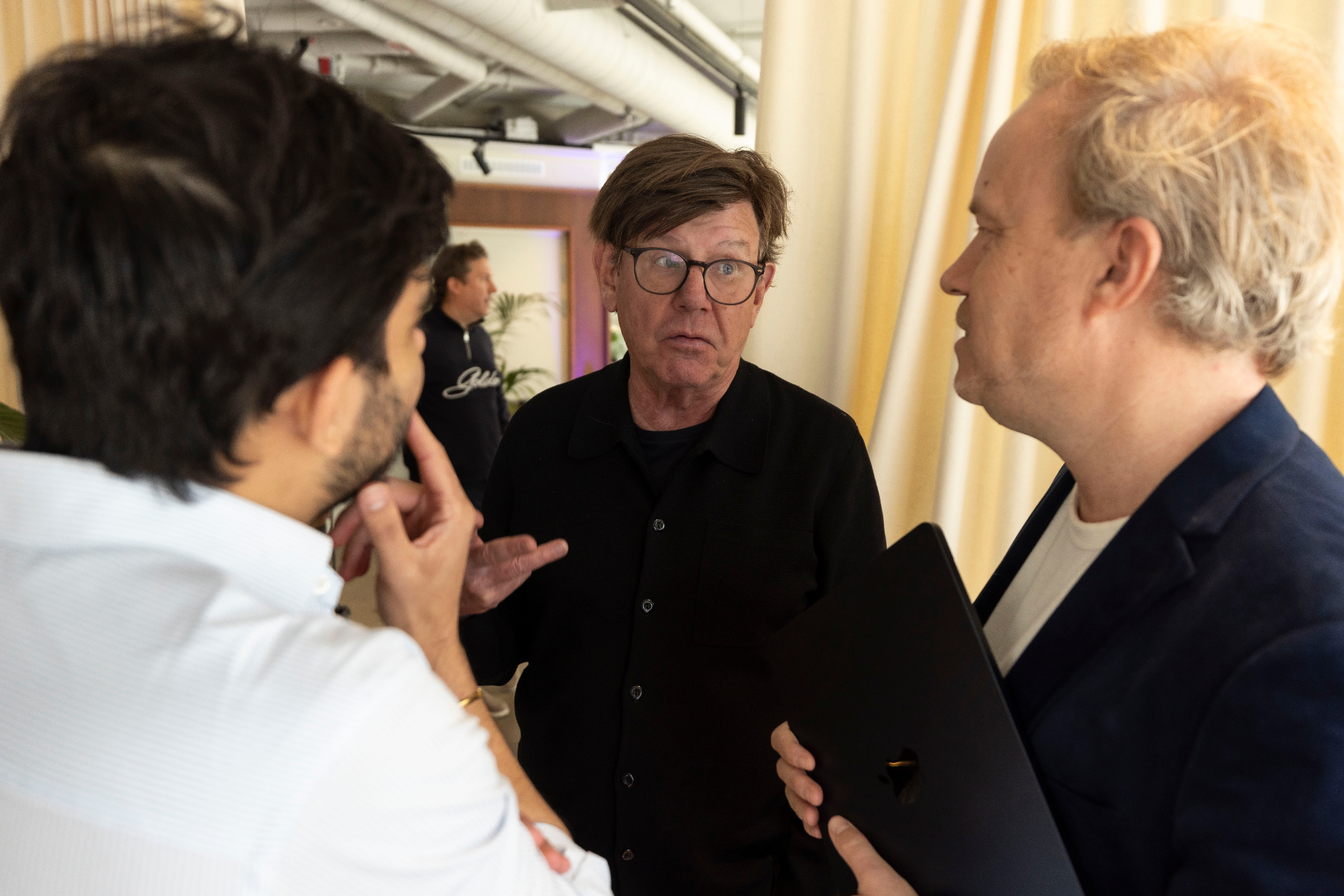 Per Sundin in a black shirt and glasses in close conversation with two other guests at the IFPI Industry Power Dinner at AHouse.